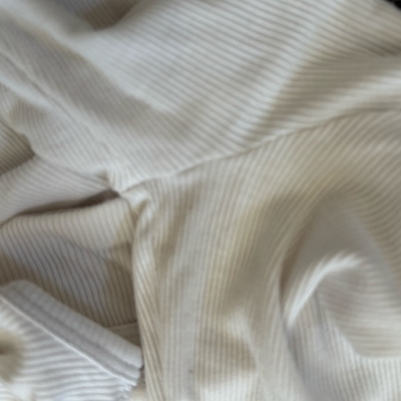 Vuori cropped ribbed long sleeve Cove Twist Crop Tee - Picture 2 of 3